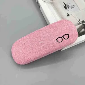 Rosa Brillenetui aus Leinen mit minimalistischer schwarzer Brillengestick-Detaillierung