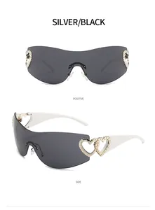 Vue détaillée des lunettes de soleil enveloppantes Y2K avec détails de cœur en métal.