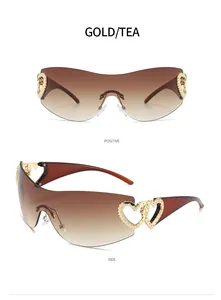 Vues de face et de profil de lunettes Y2K avec détails de cœur dorés et verres thé.