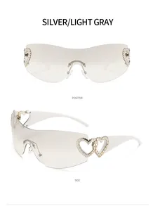 Détail montrant les cœurs argentés sur les lunettes de soleil Y2K sans monture
