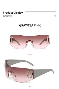Vue détaillée des lunettes de soleil Y2K sans monture avec verres dégradés roses et logo.