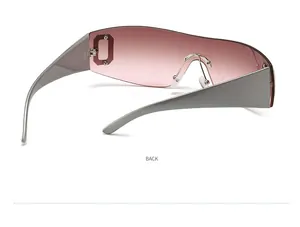 Vue arrière détaillée des lunettes de soleil masque Y2K sans monture, verres roses