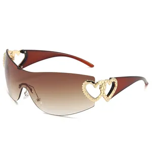 Lunettes de soleil enveloppantes Y2K cœur avec verres dégradés marron et accents dorés