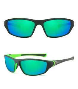 Vista macro di occhiali da sole sportivi polarizzati con montatura nera e verde neon