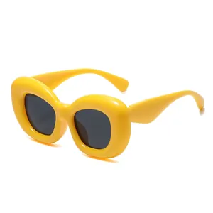 Gafas de sol de moda con montura de burbuja amarilla para mujer con lentes oscuras ovaladas.
