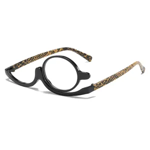Schmink-Lesebrille mit um 180 Grad drehbarem Einzelglas und Bügeln mit Leopardenmuster