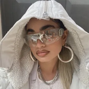 Lunettes de soleil enveloppantes Y2K sans monture pour un look tendance et chic!