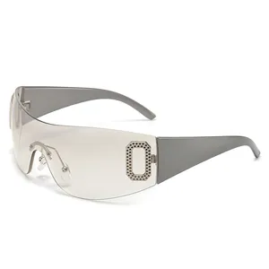Lunettes de soleil enveloppantes sans monture Y2K avec verres gris et détail octogonal
