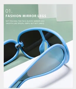 Dettaglio di occhiali da sole futuristici Y2K azzurri con stanghette elastiche.