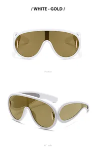 Viste dettagliate degli occhiali da sole a maschera Y2K bianchi con lenti dorate.