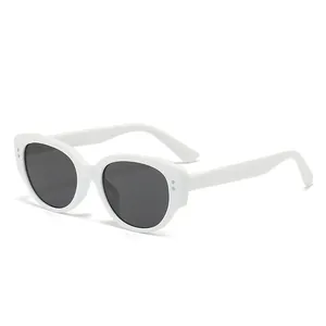 Retro Katzenaugen-Sonnenbrille in Weiß mit dunklen Gläsern für einen modischen Look