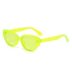 Modische neongelbe Cat-Eye-Sonnenbrille mit transparentem Rahmen und passenden Gläsern