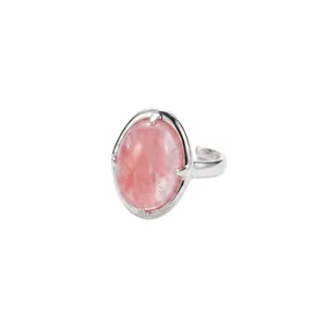 Detailaufnahme eines eleganten Rings mit rosa ovalem Edelstein und silberner Schiene