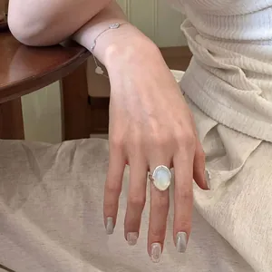 Detaillierte Nahaufnahme eines silbernen Rings mit einem großen ovalen Mondstein