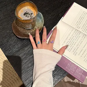 Minimalistische Emaille Croissant Mondringe Set an der Hand mit offenem verstellbarem Band