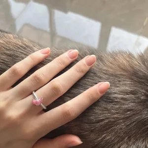 Eleganter verstellbarer Silberring mit rosa Horn-Emaille-Anhänger für stilvolle Damen