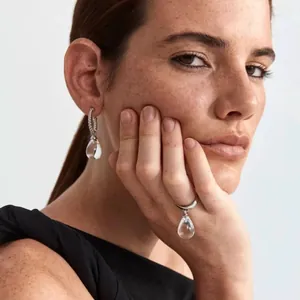 Eleganter offener Ring mit Kristall-Wassertropfen-Anhänger und passenden Ohrringen