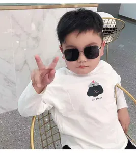 Vue détaillée d'un garçon portant des lunettes de soleil carrées à monture métallique pour enfant