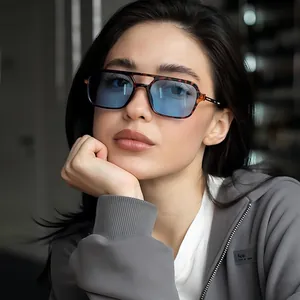 Trendy retro vierkante zonnebril met dubbele brug en blauwe glazen gedragen door model