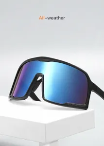 Nahaufnahme einer stylischen, farbenfrohen Sportsonnenbrille mit Verlaufsgläsern für Radfahren.