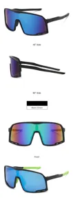Detaillierte Ansicht der schwarzen Sportsonnenbrille mit grün verspiegelten Gläsern.