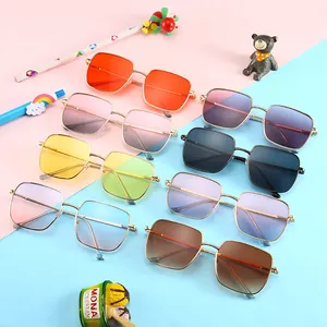 Lunettes de Soleil Carrées à Monture en Métal pour Enfants Protection UV400 Mode Tendance Verres Colorés Garçons Filles Lunettes d'Extérieur