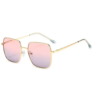 Lunettes de soleil carrées en métal pour enfants avec verres dégradés rose et violet