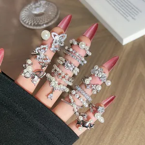 Elegante offene Ringe im französischen Barockstil mit Perlen und Zirkonia auf Hand