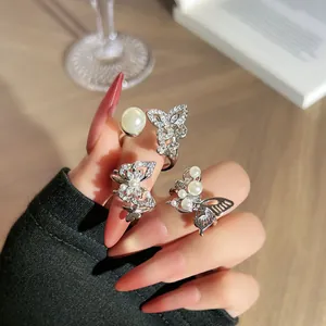 Detailansicht eleganter französischer Barock-Schmetterlingsringe mit Perlen und Steinen