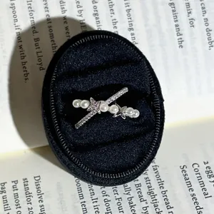 Detailansicht eines französischen Barock-Perlenrings mit Sternanhängern in einer Box.
