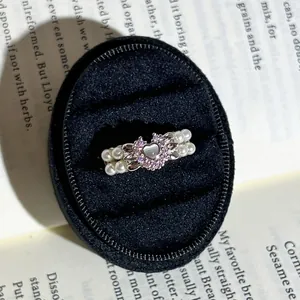 Nahaufnahme eines französischen Barockperlenrings mit rosa Herzstein in einer Box