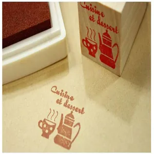 Detalle de un gran almohadilla de sello roja con impresión de sello de madera
