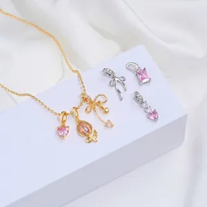 Vista detallada de varios colgantes de circón rosa en forma de corazón y tulipán para joyas