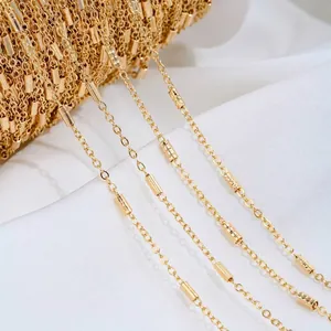 Dettaglio macro di catena piatta a O riempita in oro 14K con perline a tubo per gioielli