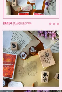 Creatieve houten stempels en kleurrijke inktkussens op vintage papier met droogbloemen