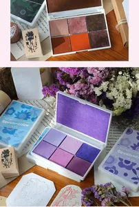 Detail van paarse en bruine parelmoer inktkussens met rubberstempel accessoires.