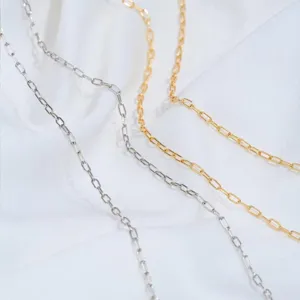 Détail de chaînes trombones fines en or 14K et argent pour bijoux faits main