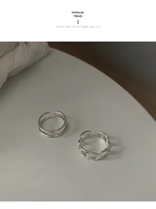 Detailansicht von zwei verstellbaren Ringen aus 925er Sterlingsilber mit Cut-out-Design