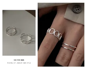 Nahaufnahme von minimalistischen 925er Sterling Silber Ringen mit geometrischen Mustern.