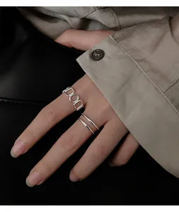Detailansicht minimalistischer 925er Silberringe mit geometrischem Hohldesign Muster