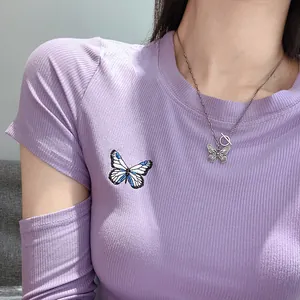 Vintage S925 Sterlingsilber Schmetterling Halskette für Damen am Modell präsentiert