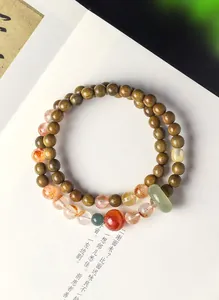Gedetailleerde macro-opname van een bloedsandelhout en natuurlijk rood kwarts armband