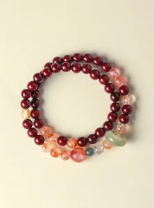 Detail van dubbelstrengs sandelhout armband met Hetian jade ring en rood kwarts