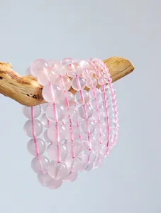 Vue détaillée de bracelets en perles de quartz rose naturel au fini translucide