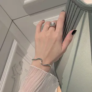 Minimalistische S925 sterling zilveren golvende armband en dikke koepelring set voor dames