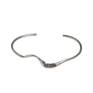 Minimalistische S925 sterling zilveren golvende open manchetarmband voor een elegante look