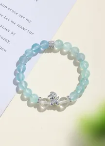 Vista dettagliata di un bracciale di perle di acquamarina con ciondolo a cavallo