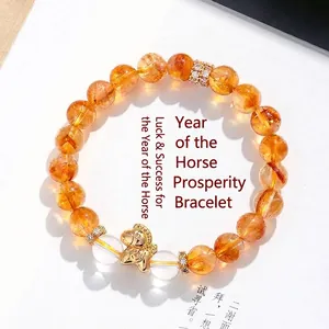 Elegante bracciale in quarzo rutilato naturale con un ciondolo a cavallo dorato per donna