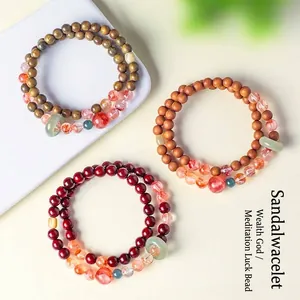 Handgemaakte sandelhout en jade dubbele lus kralenarmband in traditionele Chinese stijl.