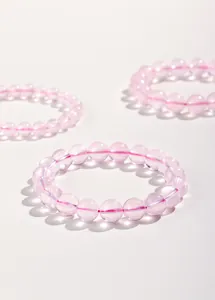 Vue macro montrant la texture translucide du bracelet en perles de quartz rose naturel